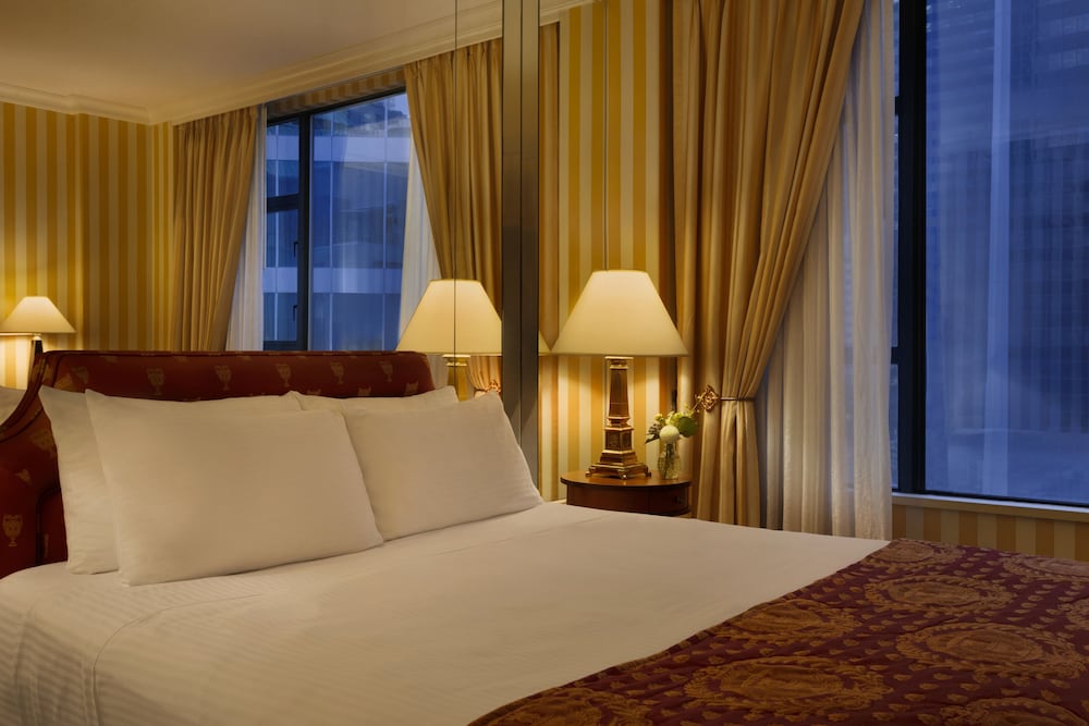 Executive Suite, 1 Bedroom (One Queen Bed with Sofa Bed)