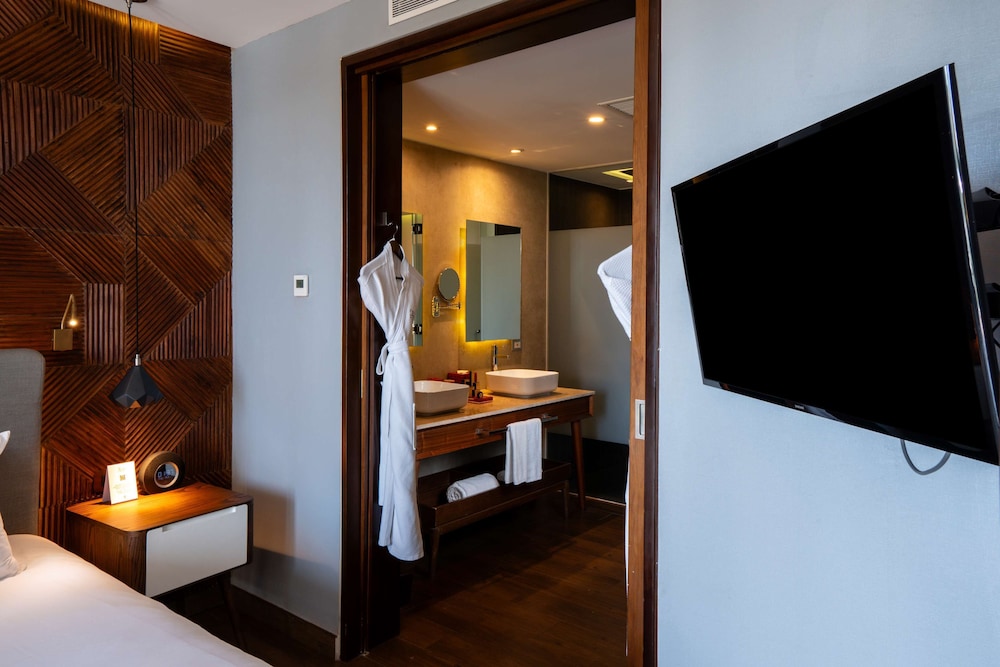 Suite, 2 Bedrooms, Hot Tub, Partial Ocean View (2 Queen Beds & 1 King Bed) photo 2