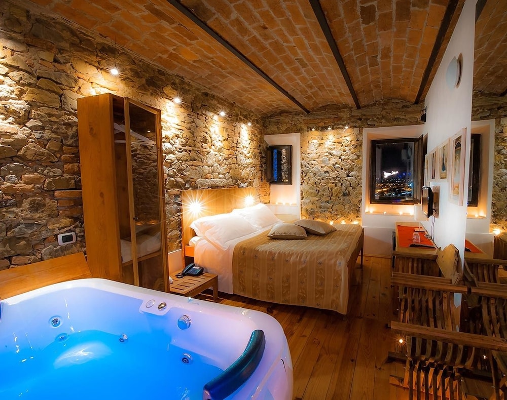 Deluxe Double Room, 1 King Bed, Jetted Tub