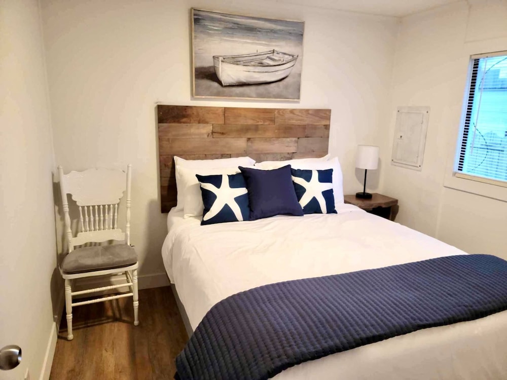 Family Cabin, 2 Bedrooms (Pet and Child Friendly) photo 2