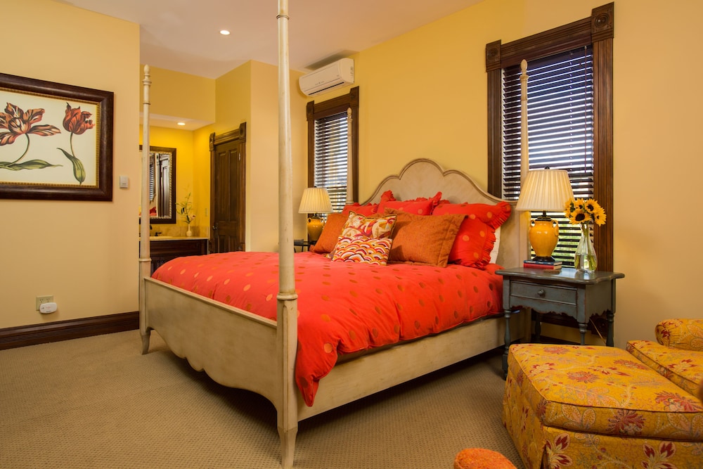 Christie Suite (1 King Bed)