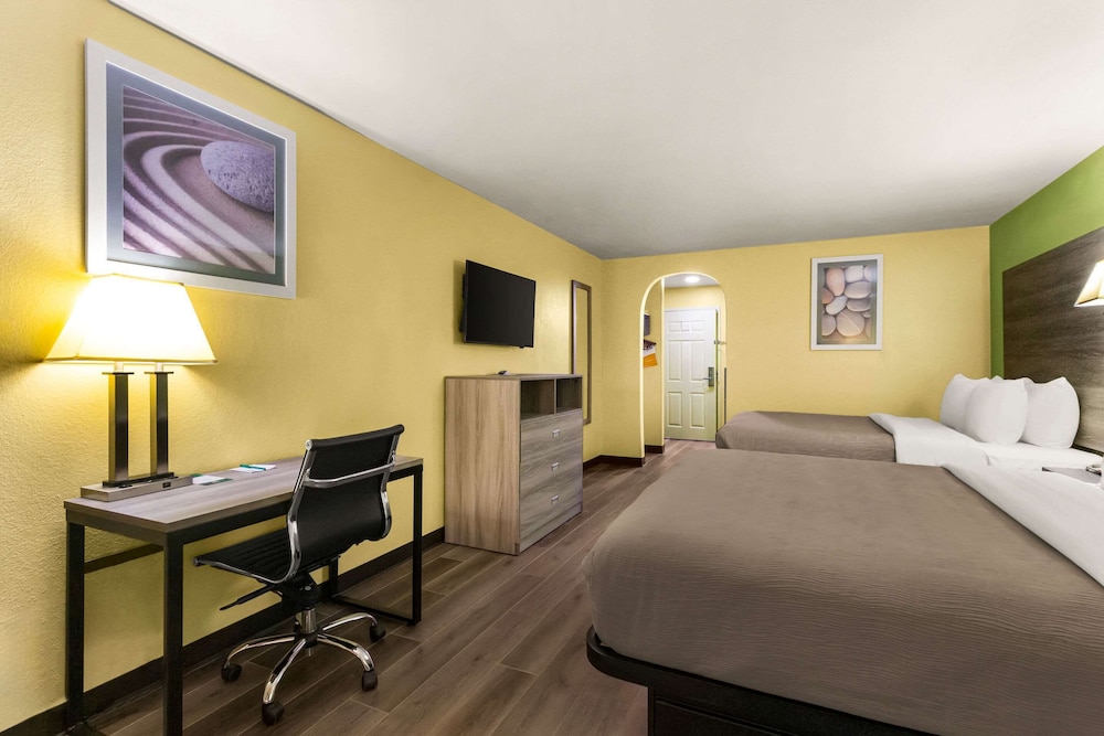 Standard Room, 2 Queen Beds, Non Smoking - Photo 7