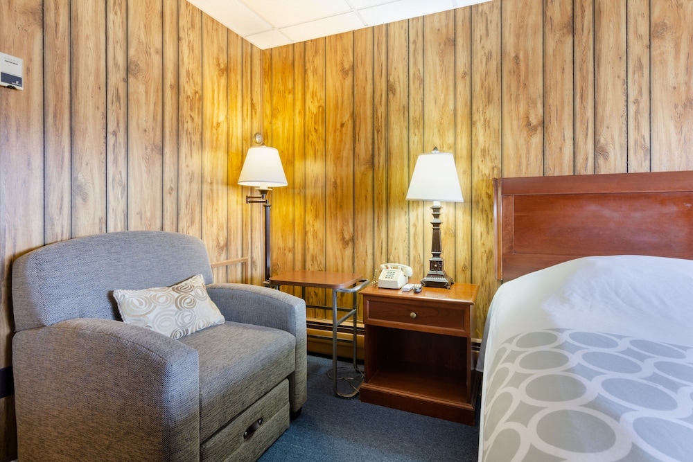 Deluxe Single Room, 1 *King* Bed, Non Smoking, Private Bathroom photo 3