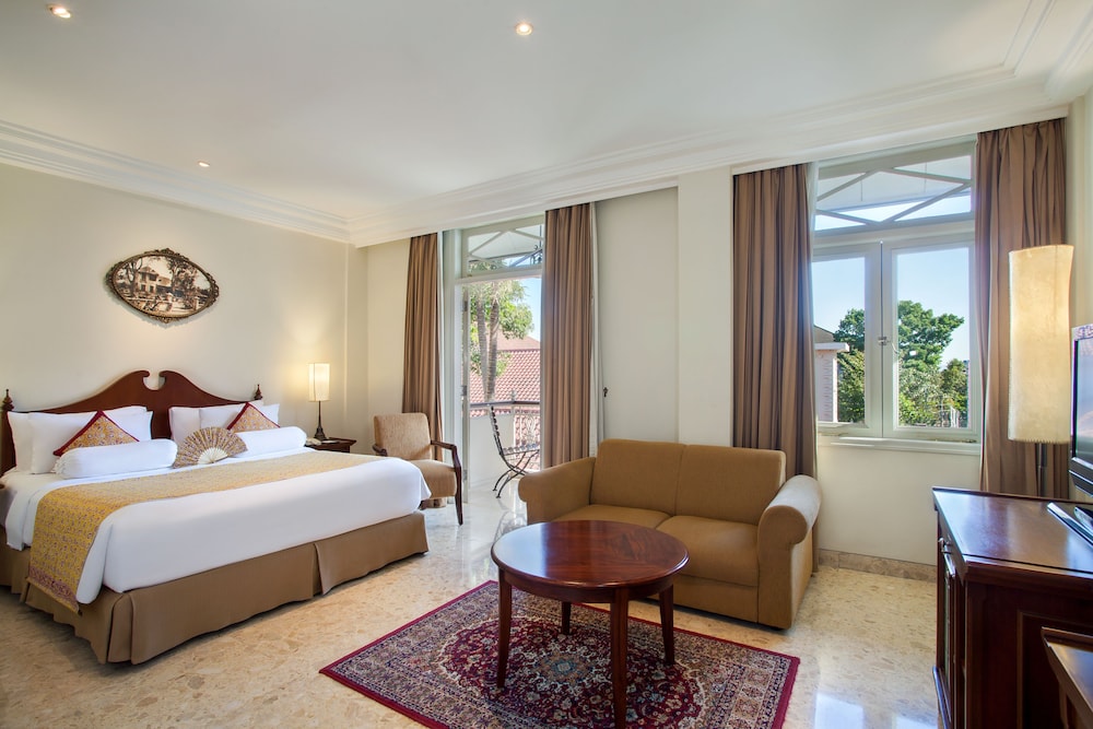 Suite, 1 King Bed with Sofa bed (Legendary) photo 1