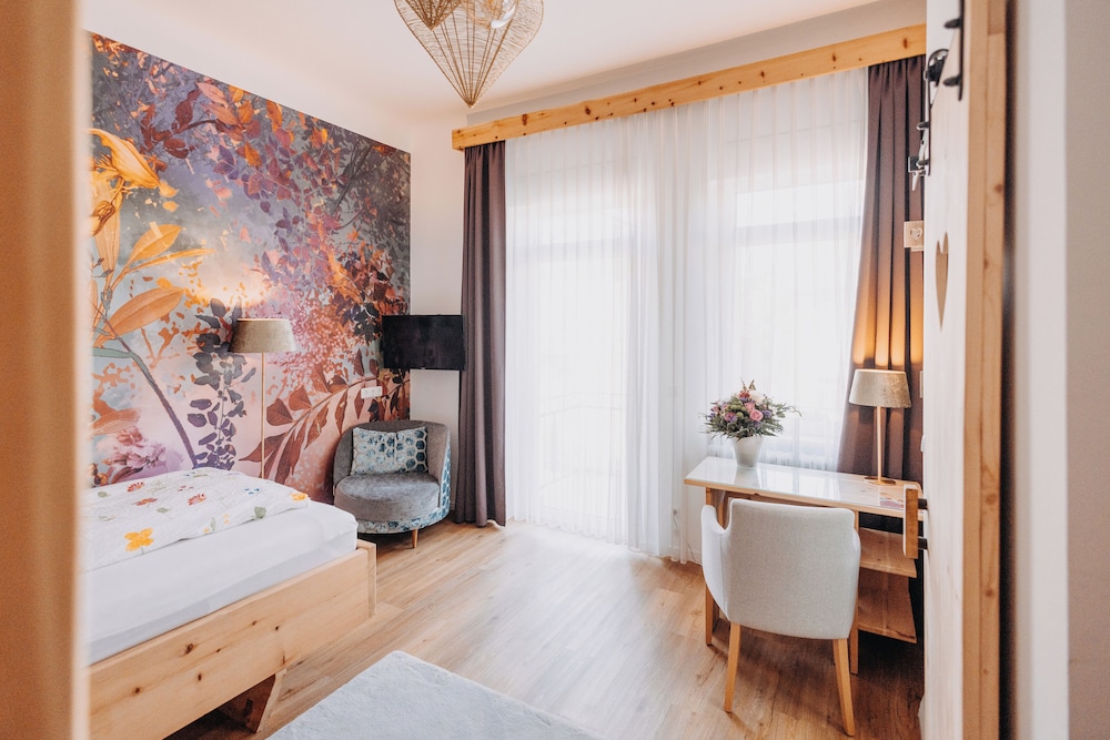 Comfort Single Room, Private Bathroom (Einzelzimmer mit Balkon)