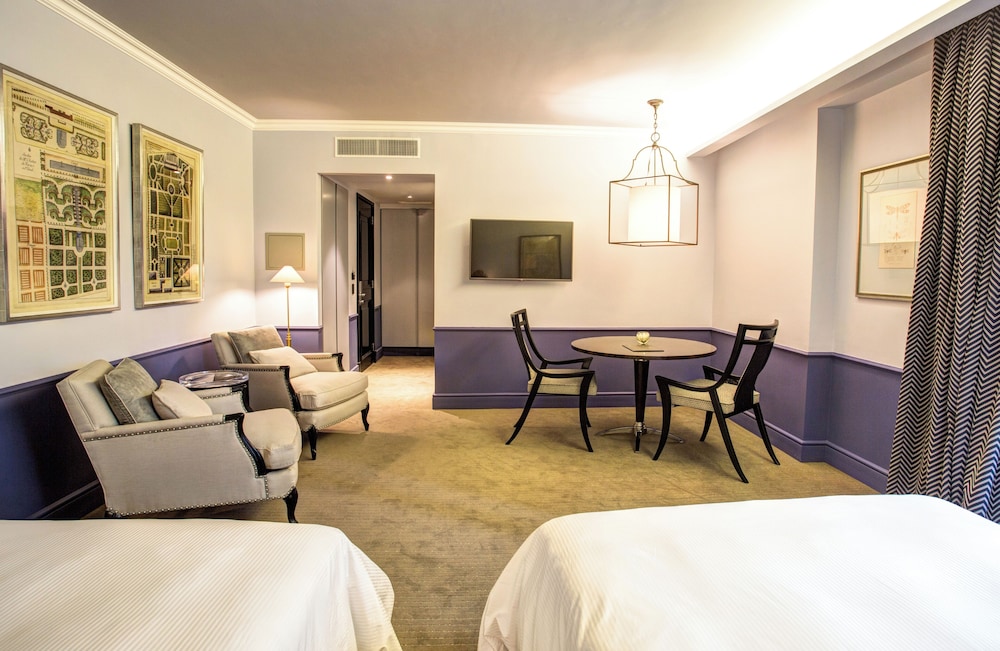 Room (The Singular Twin Handicap) photo 3