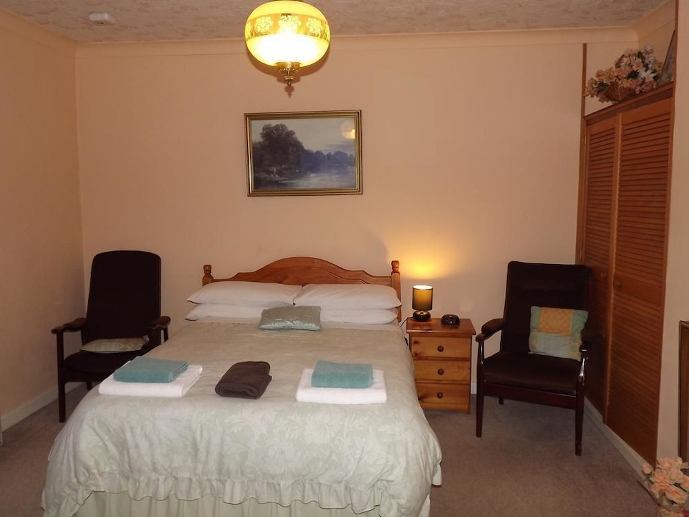 Basic Double Room, 1 Double Bed, Shared Bathroom photo 1