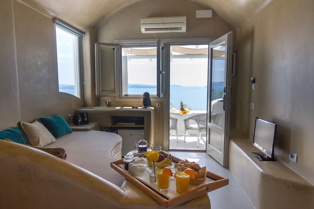 Junior Suite with Outdoor Hot Tub and Caldera view - Photo 4