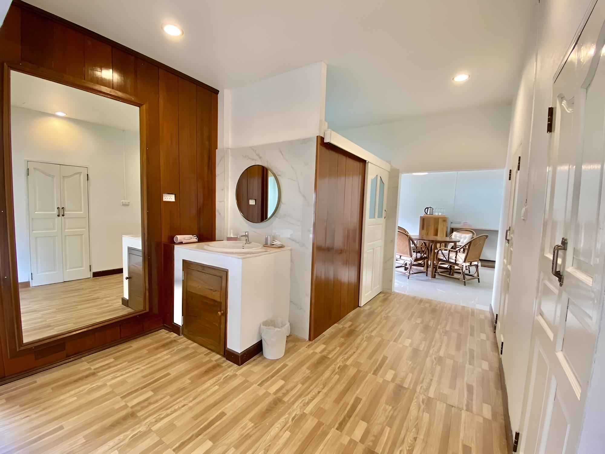 Deluxe Room, Multiple Beds - Photo 6