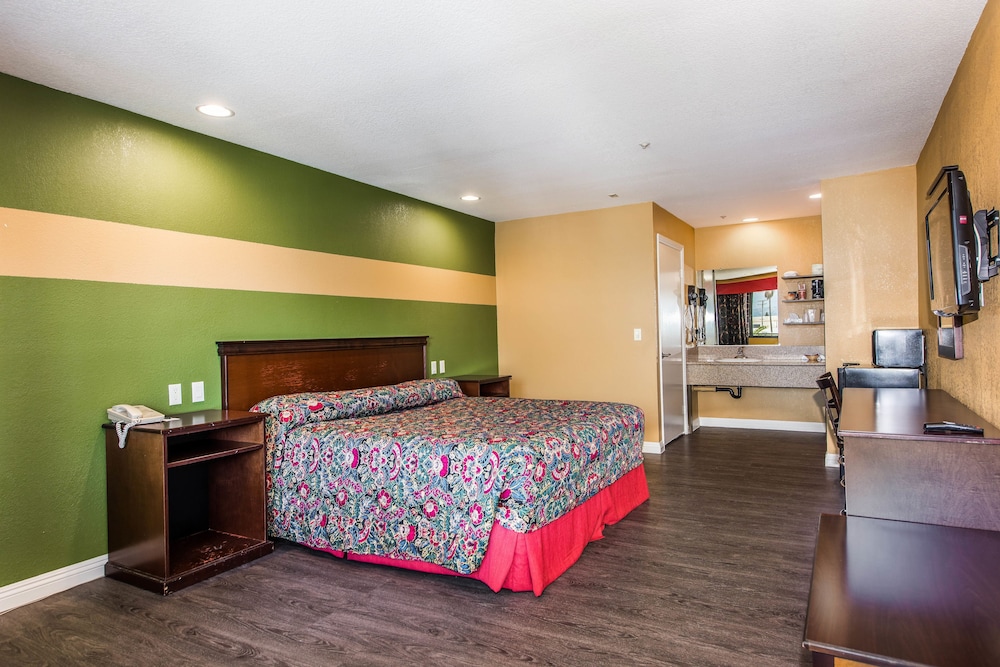 Standard Room, 1 King Bed photo 1