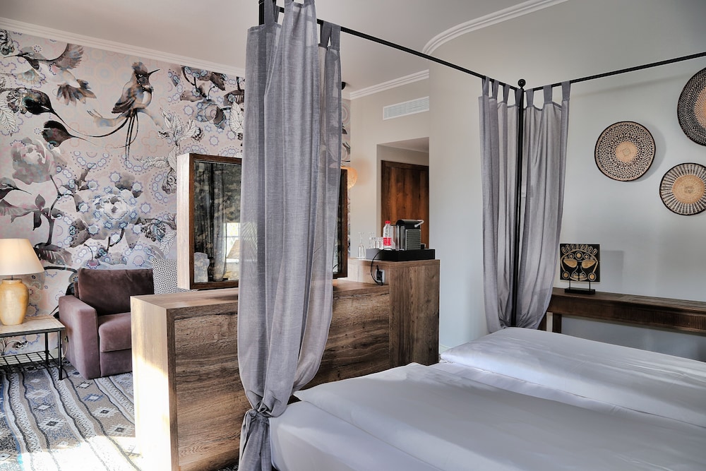 Deluxe Room, 1 King Bed with Sofa bed, Pool View thumbnail 5