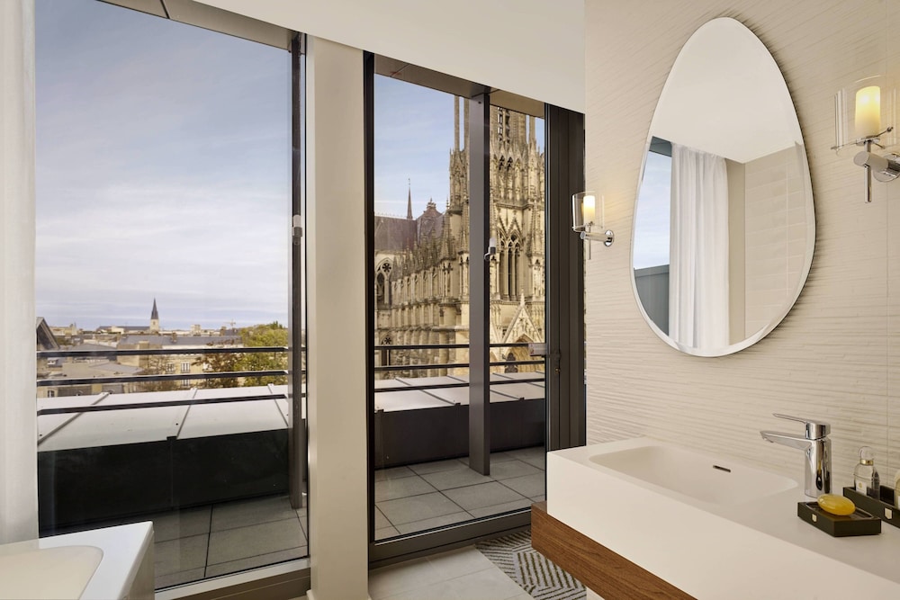 Junior Suite, 1 King Bed, Balcony (Cathedral View) - Photo 4