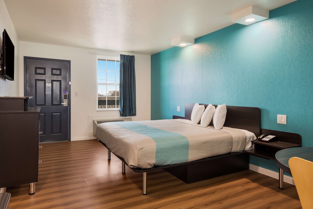 Standard Room, 1 King Bed, Non Smoking photo 3