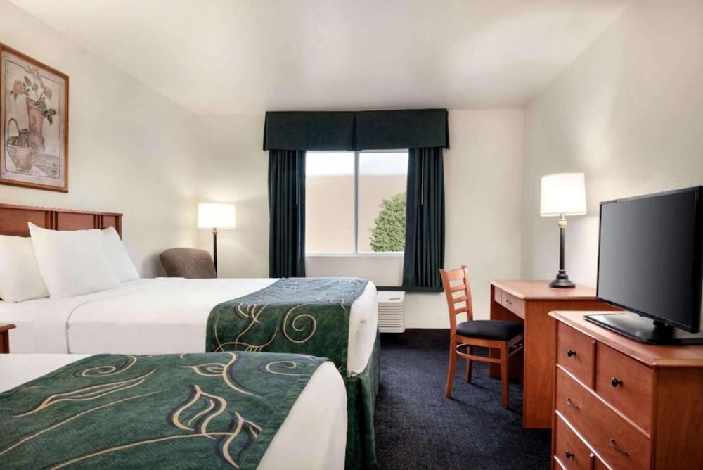 Deluxe Room, 2 Queen Beds, Accessible, Non Smoking (Mobility) - Photo 2