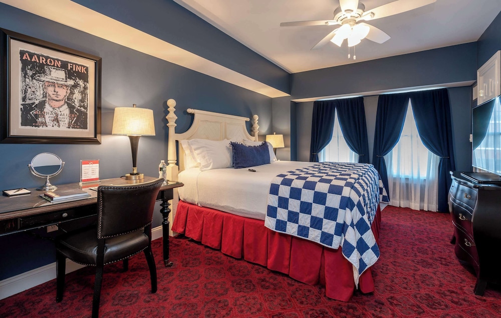 Deluxe Room, 1 King Bed, Accessible - Photo 3