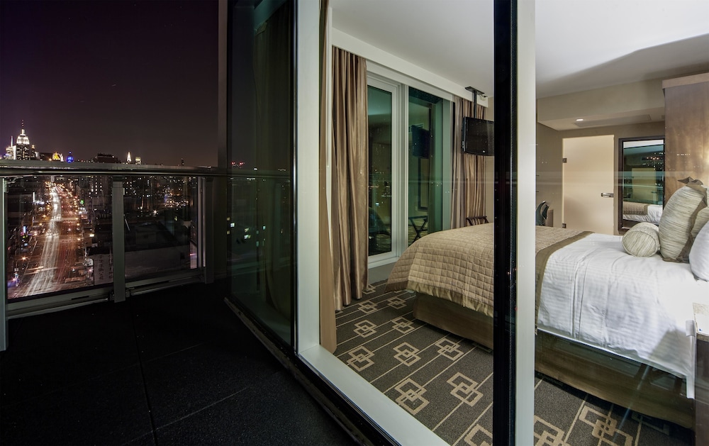 Suite, 1 Queen Bed, Non Smoking (6th Floor)