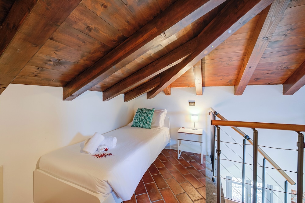 Honeymoon Apartment, Multiple Bedrooms, 2 Bathrooms, Lakeside (La Voce Del Lago Pied Dans L' Eau)