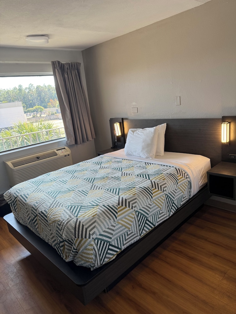 Standard Room, 1 Queen Bed, Non Smoking