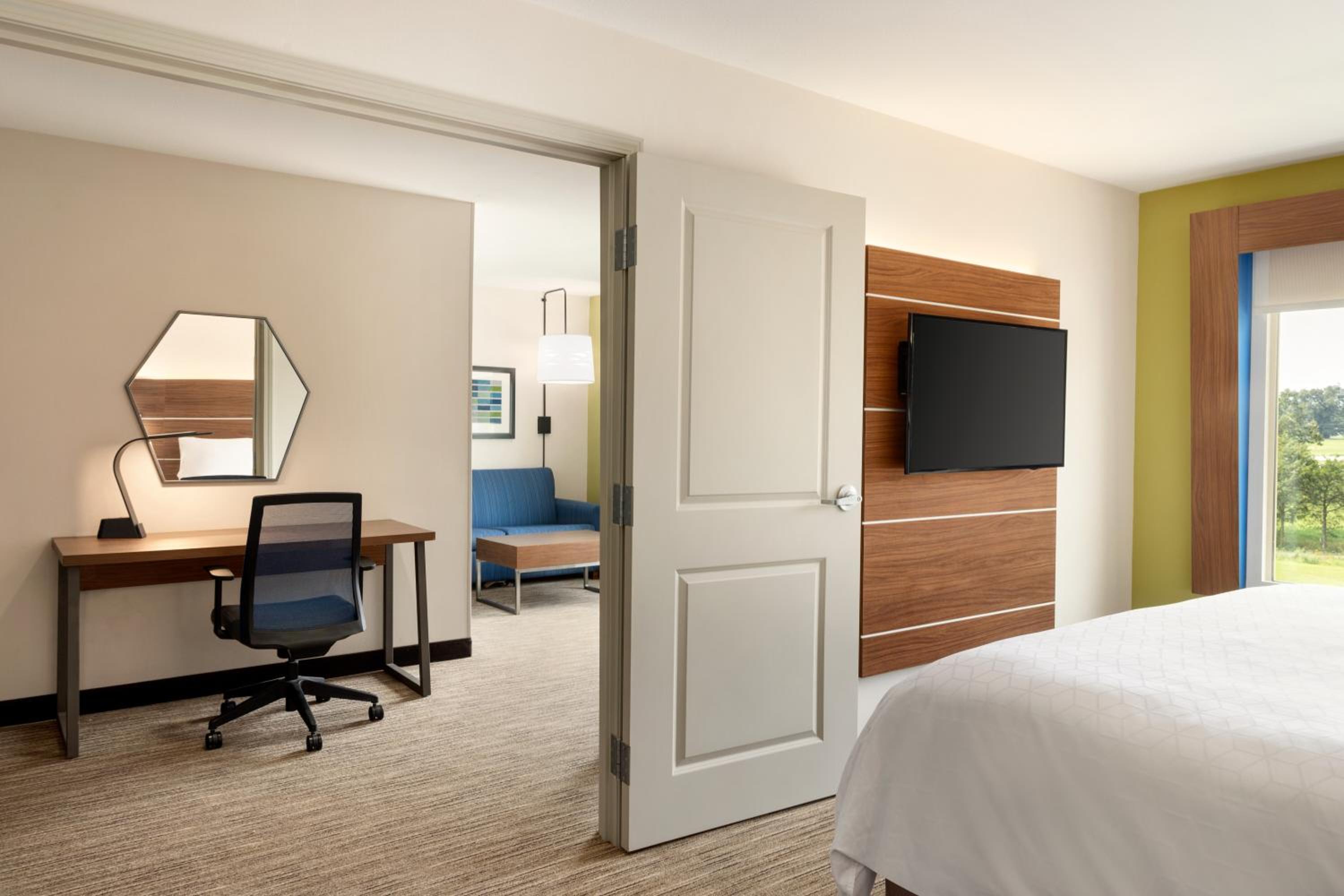 One-Bedroom Queen Suite with Two Queen Beds - Photo 1