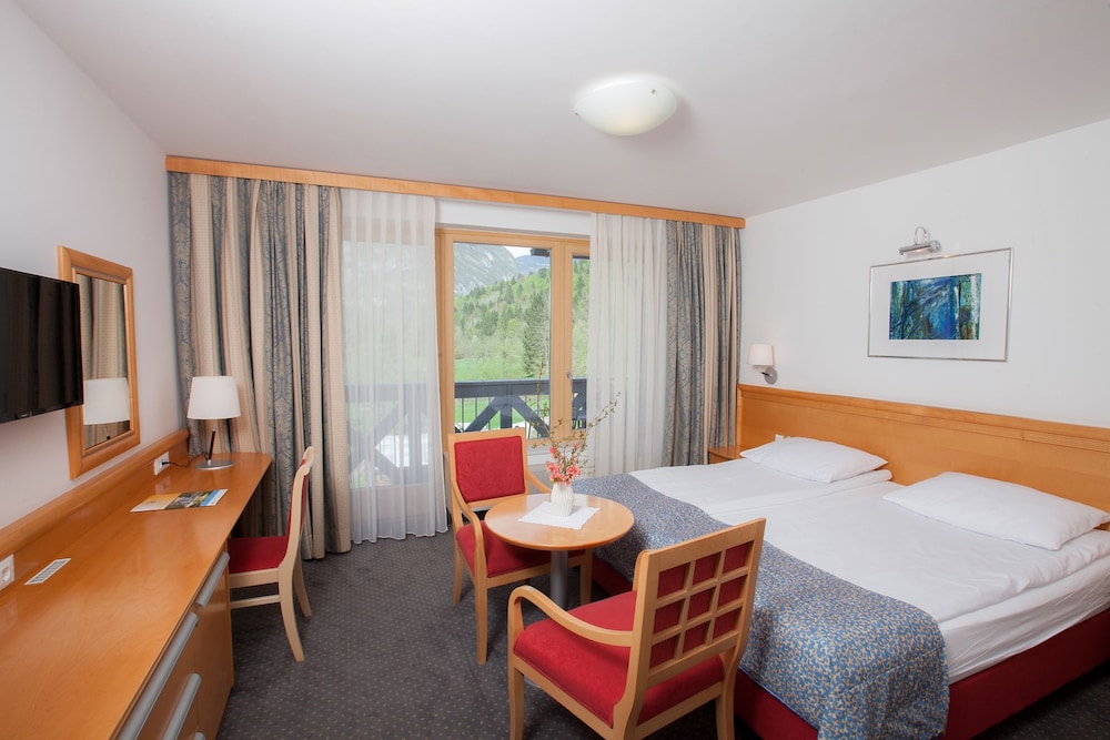 Superior Double or Twin Room, Balcony - Photo 8