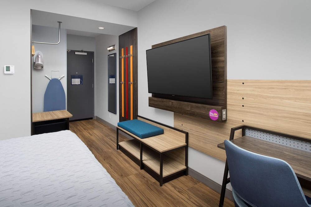 Room, 1 King Bed, Accessible (Roll-In Shower) - Photo 2