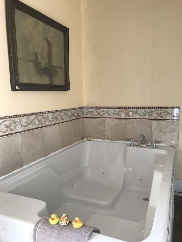 Standard Room, 1 King Bed, Jetted Tub photo 3