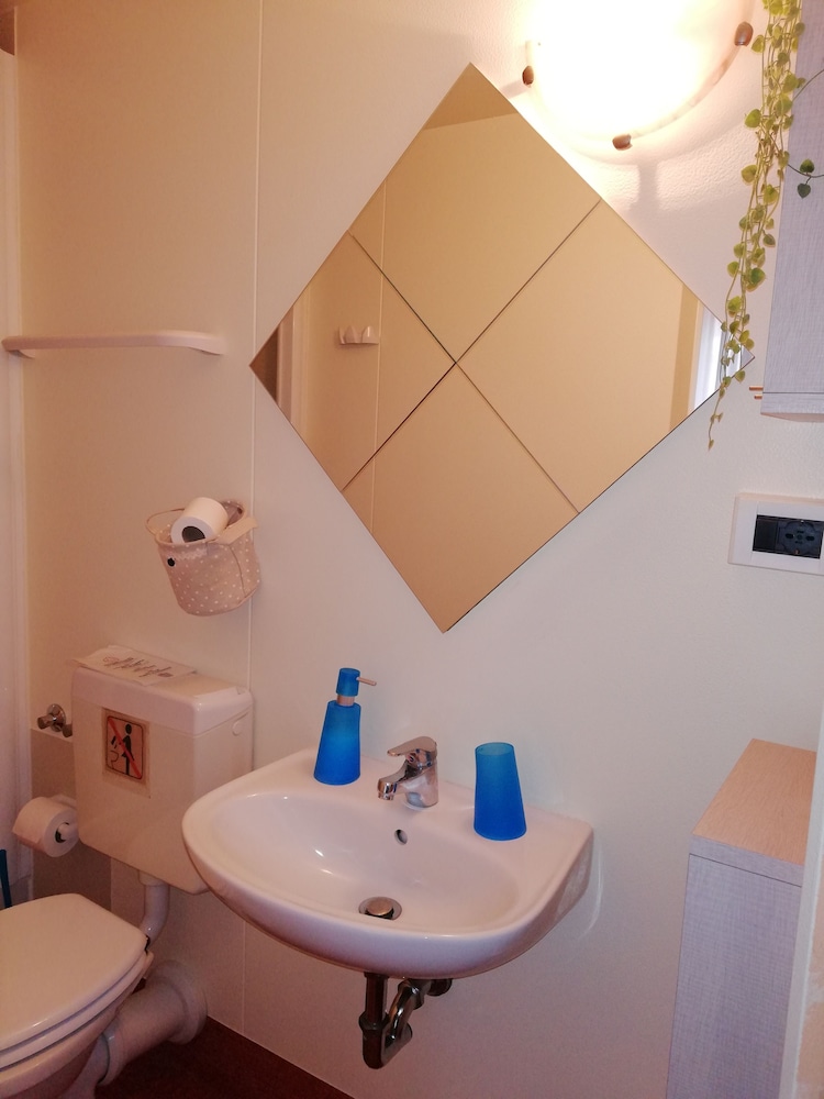 Basic Twin Room photo 3