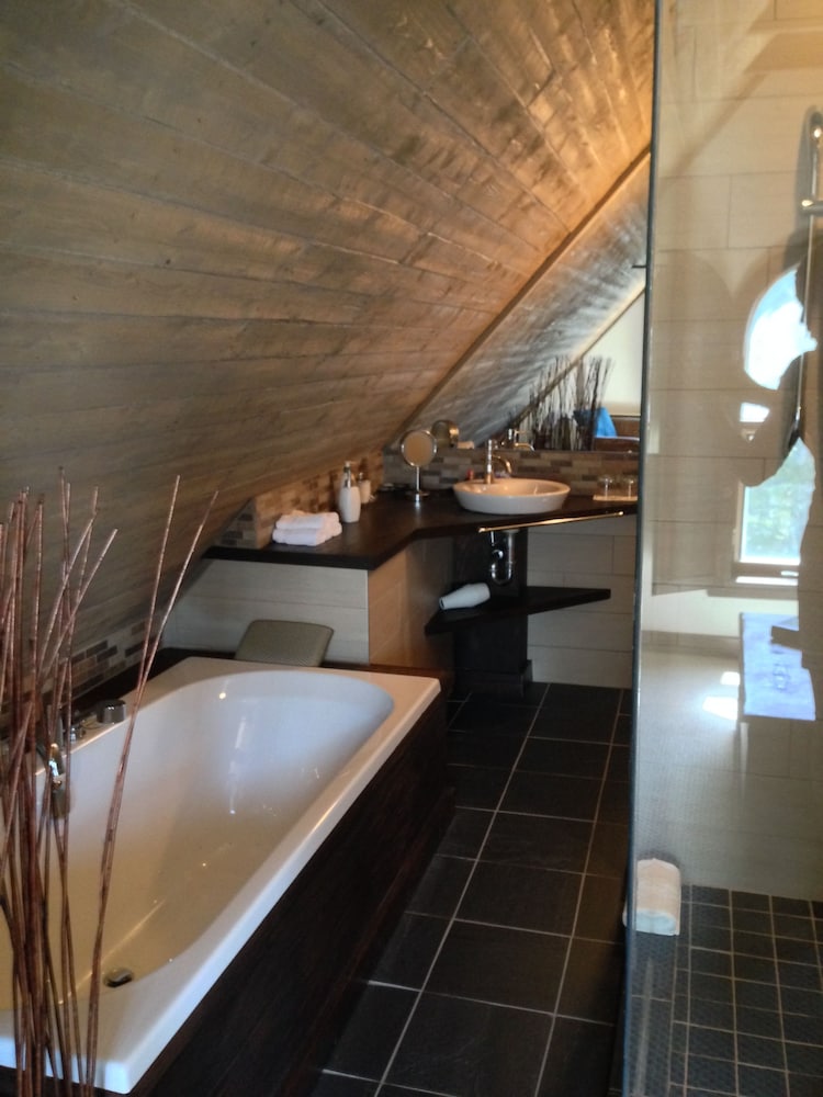 Suite, 1 Queen Bed, Sea View (4) photo 3