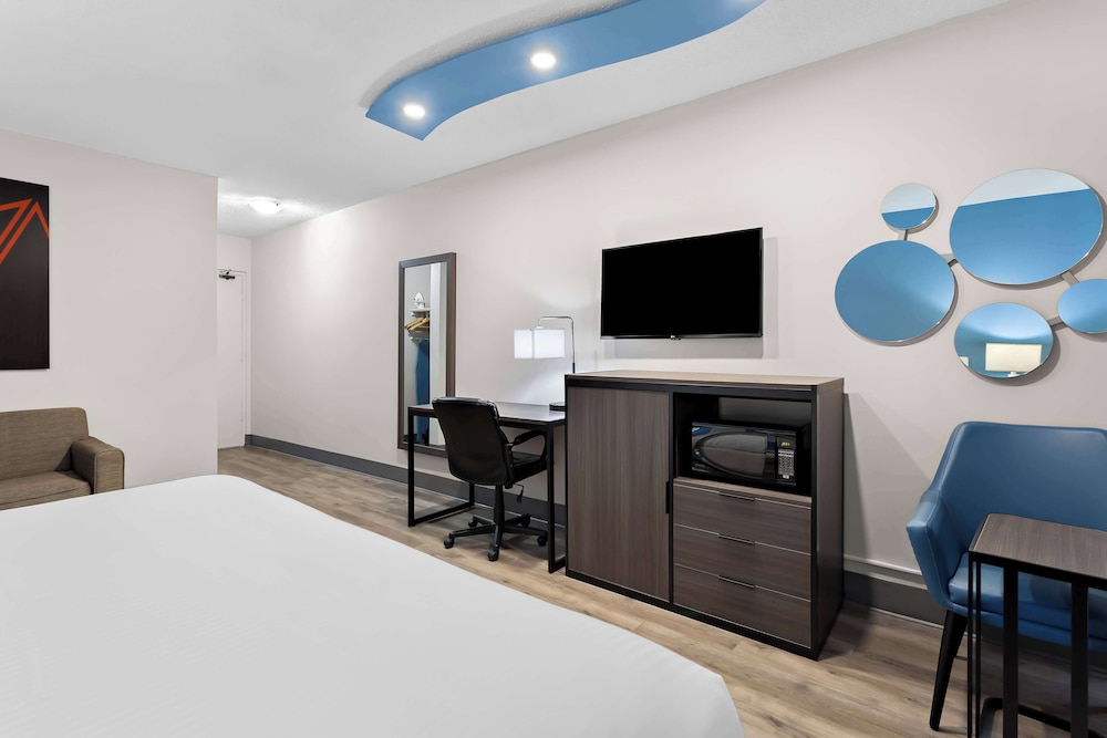Suite, Multiple Beds, Non Smoking, Refrigerator & Microwave - Photo 1