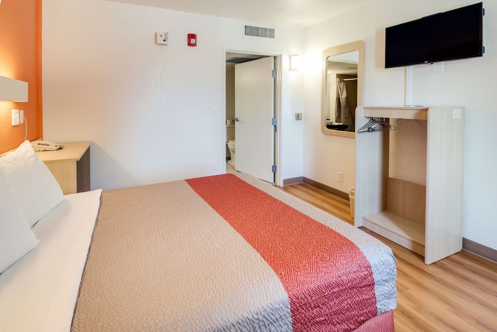 Standard Room, 1 Queen Bed, Non Smoking