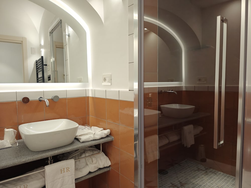 Deluxe Double or Twin Room, City View - Photo 9