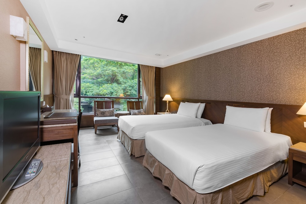 Great Roots Twin Guest Room