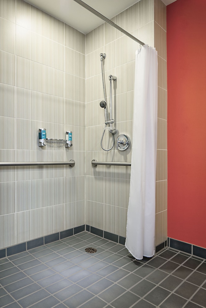 Room, 2 Queen Beds (Mobility/Hearing Access, Roll-In Shwr) - Photo 5