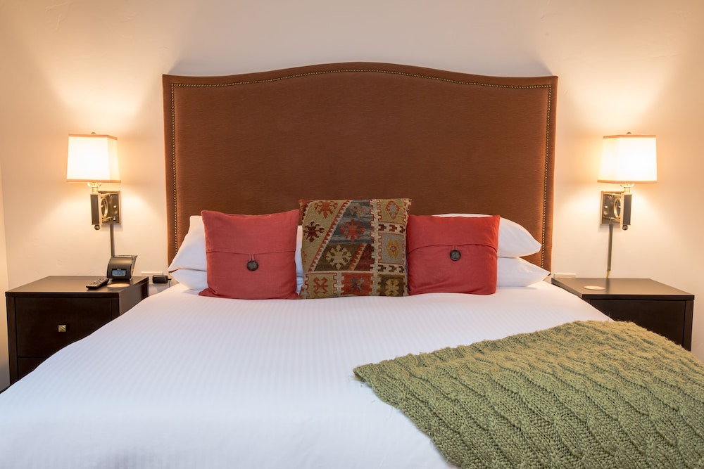 Standard Suite, 1 King Bed (Euro King Studio) photo 3