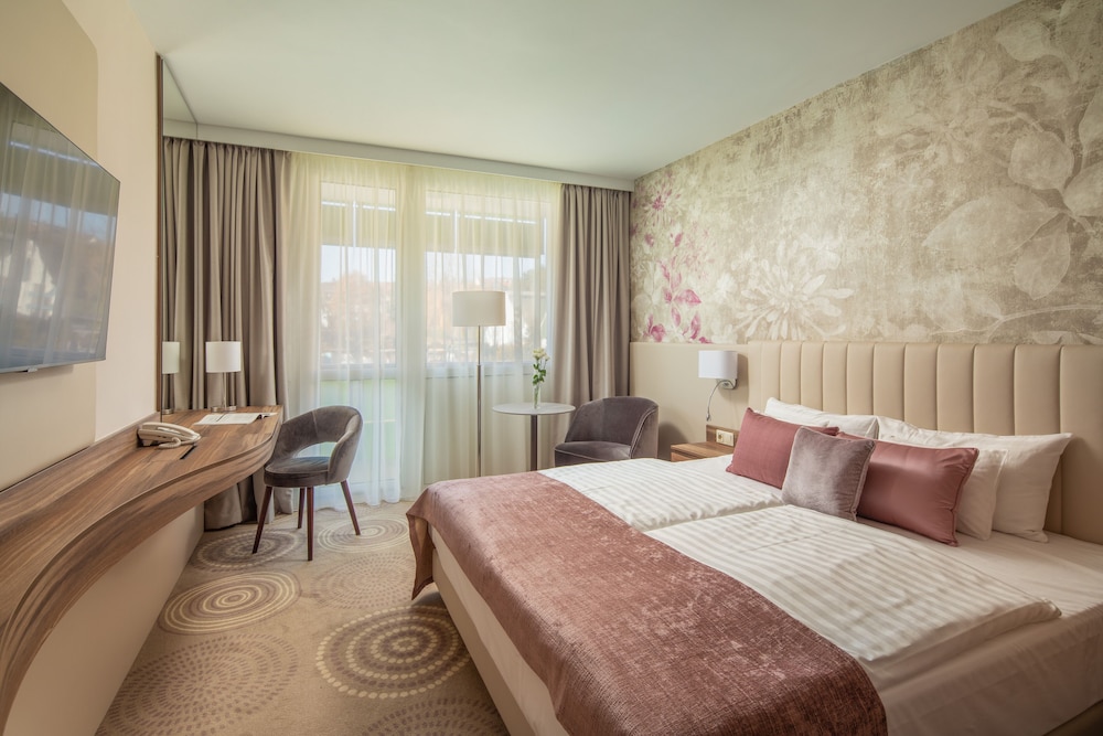 Deluxe Double Room, Balcony thumbnail 5