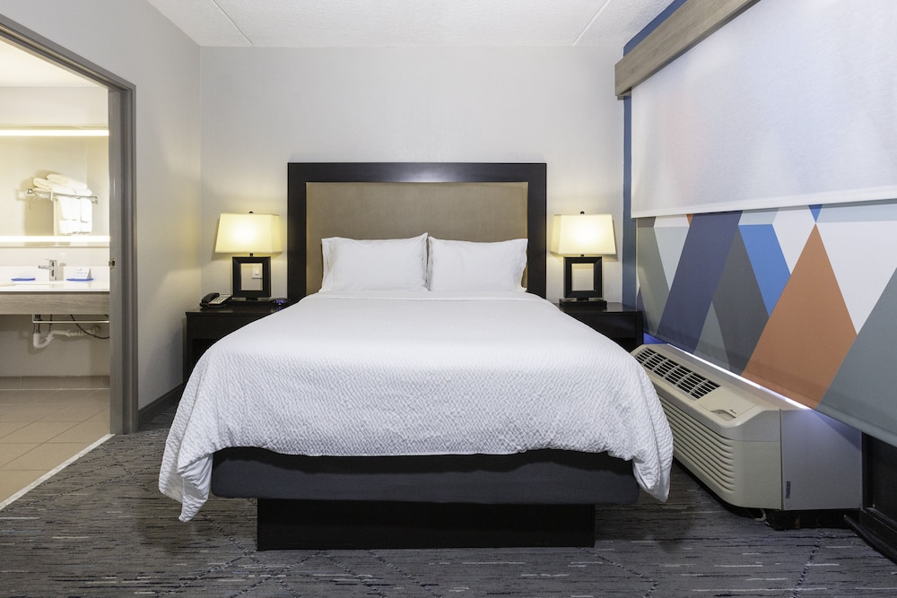 Suite, 1 Queen Bed with Sofa bed - Photo 4