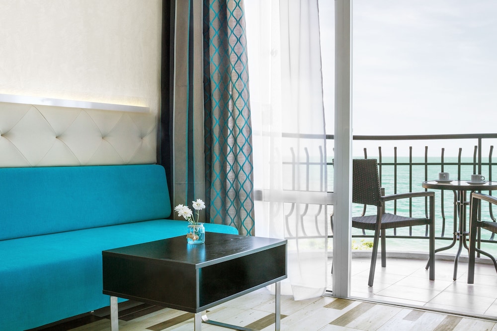 Double Room, Balcony, Partial Sea View photo 3