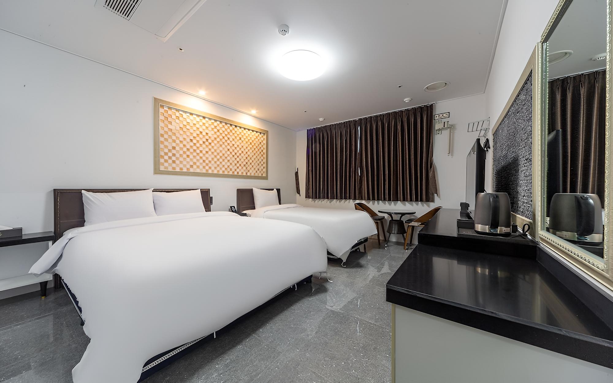 Room (Standard Twin (Double + Single))