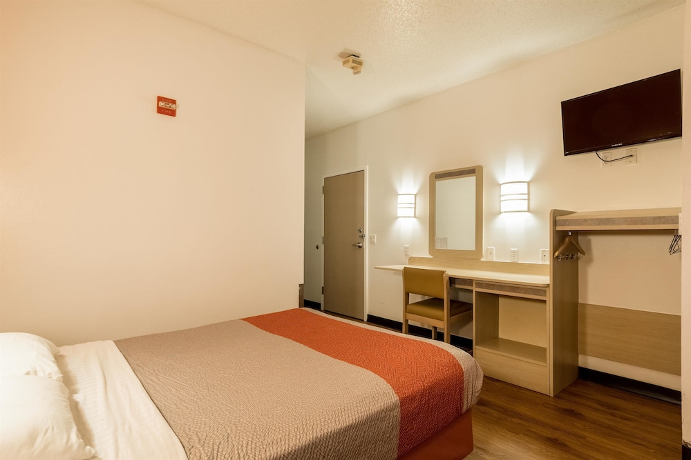 Standard Suite, Multiple Beds, Non Smoking photo 3