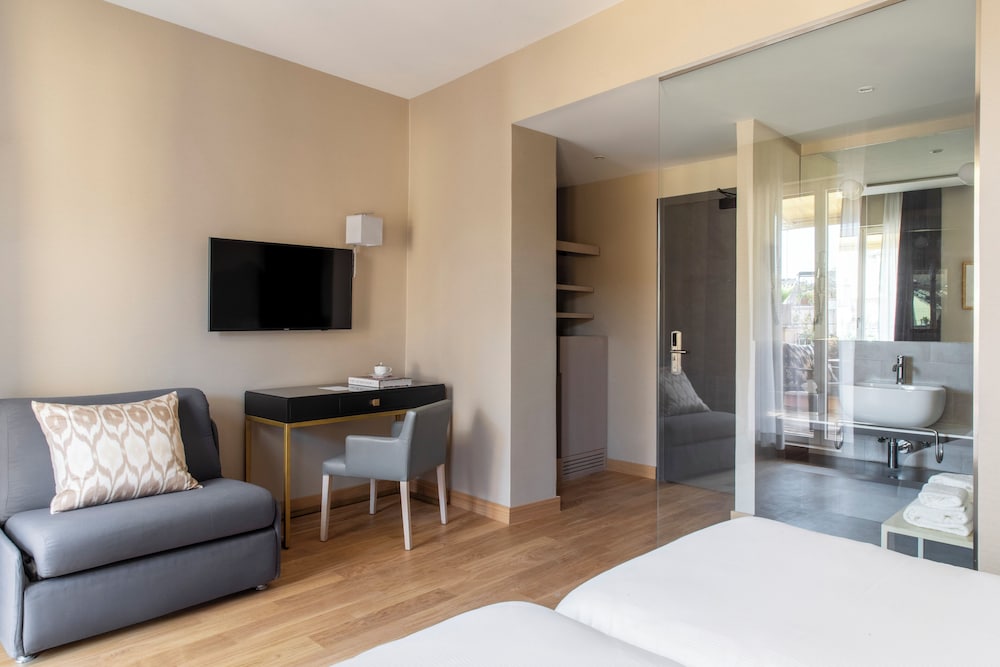 Deluxe Double or Twin Room with Terrace, City View photo 2