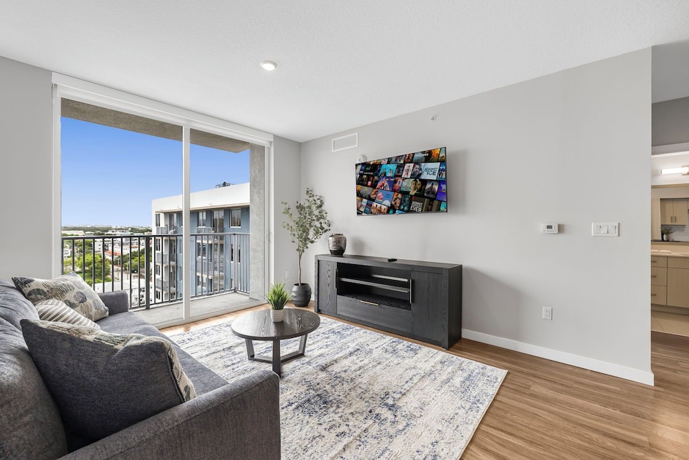 Deluxe Condo, Balcony, City View photo 1
