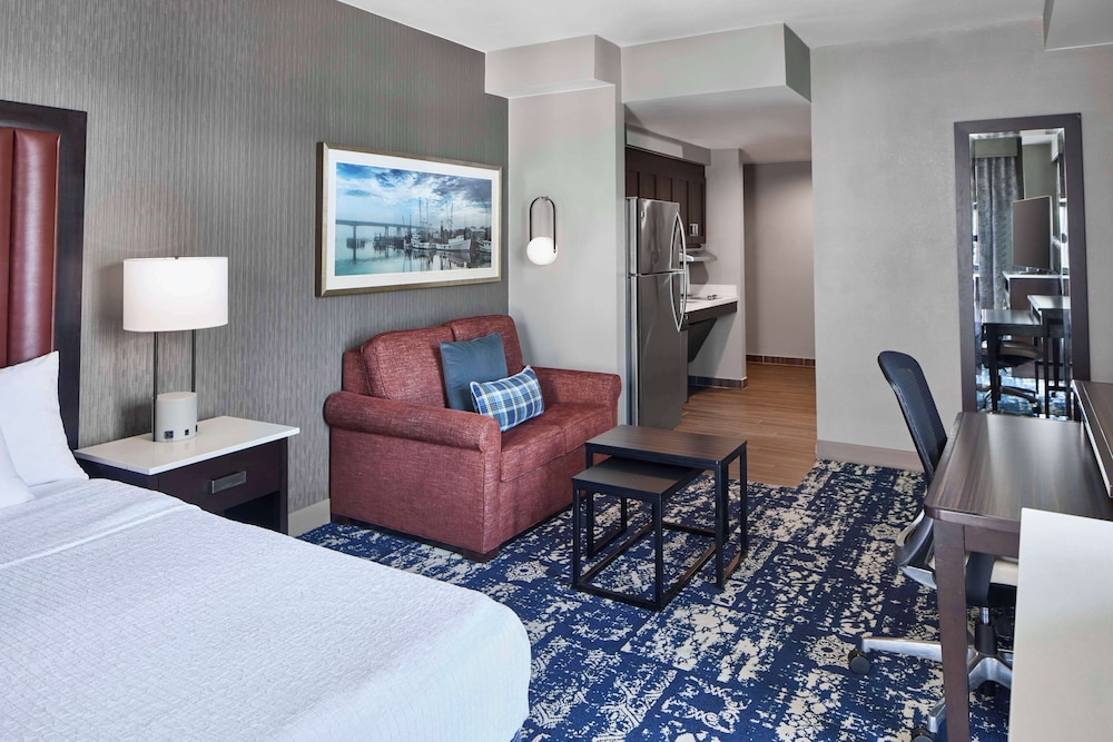 Suite, 1 Queen Bed, Accessible, City View (Hearing)