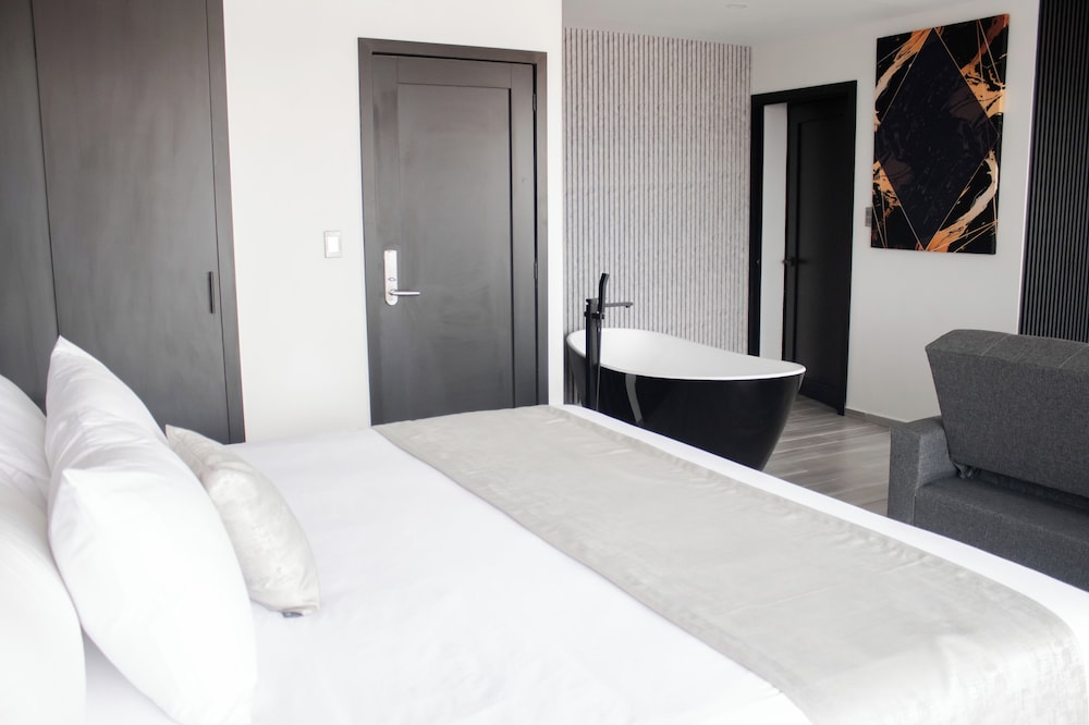 Superior Studio Suite, Bathtub, City View