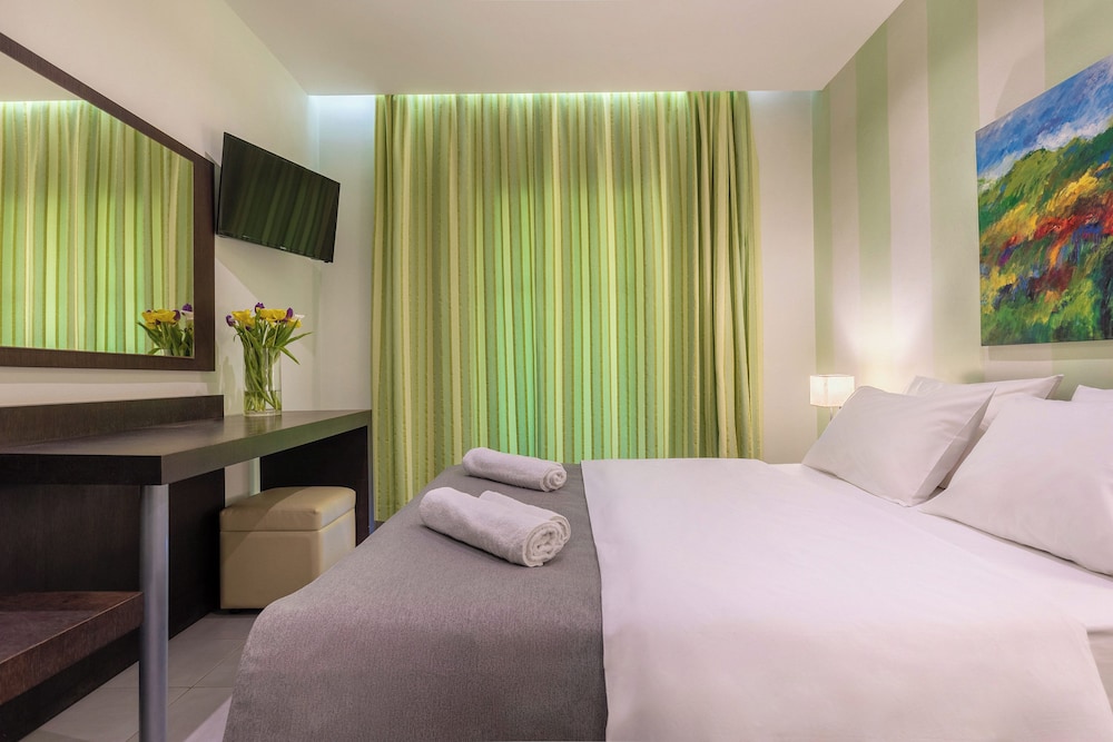 Standard Room with Garden View - Photo 13