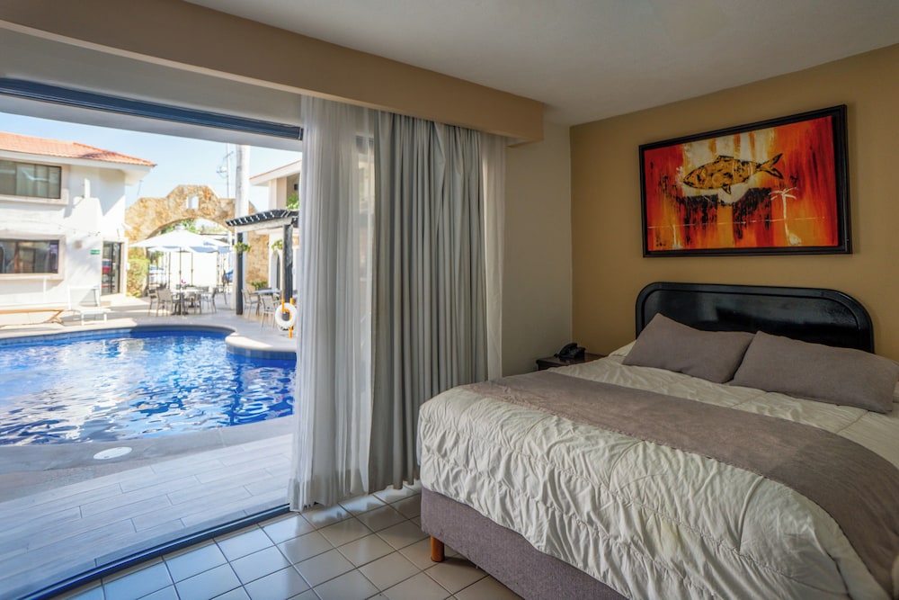 Deluxe Suite, 2 Queen Beds, Ground Floor - Photo 3