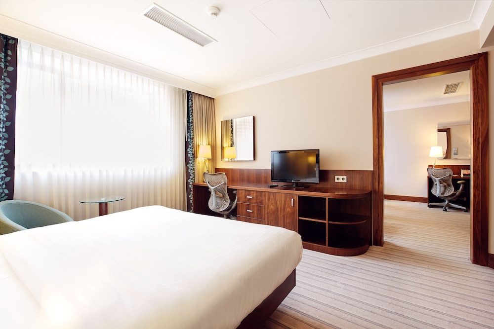 Suite, 1 Bedroom - Photo 9