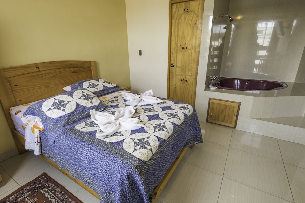 Executive Suite, Bathtub photo 1