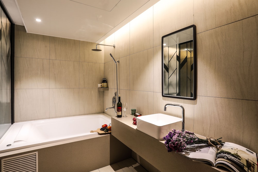 Luxury Premium Twin Room - Photo 11