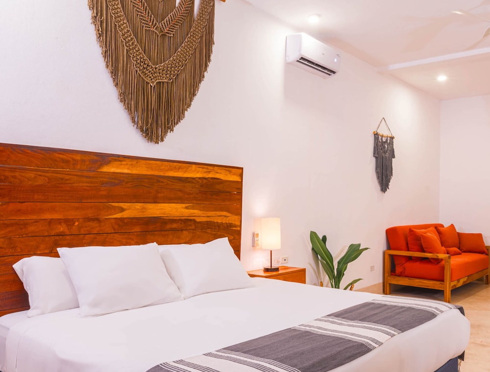 Family Studio Suite, Multiple Beds, Pool View photo 1