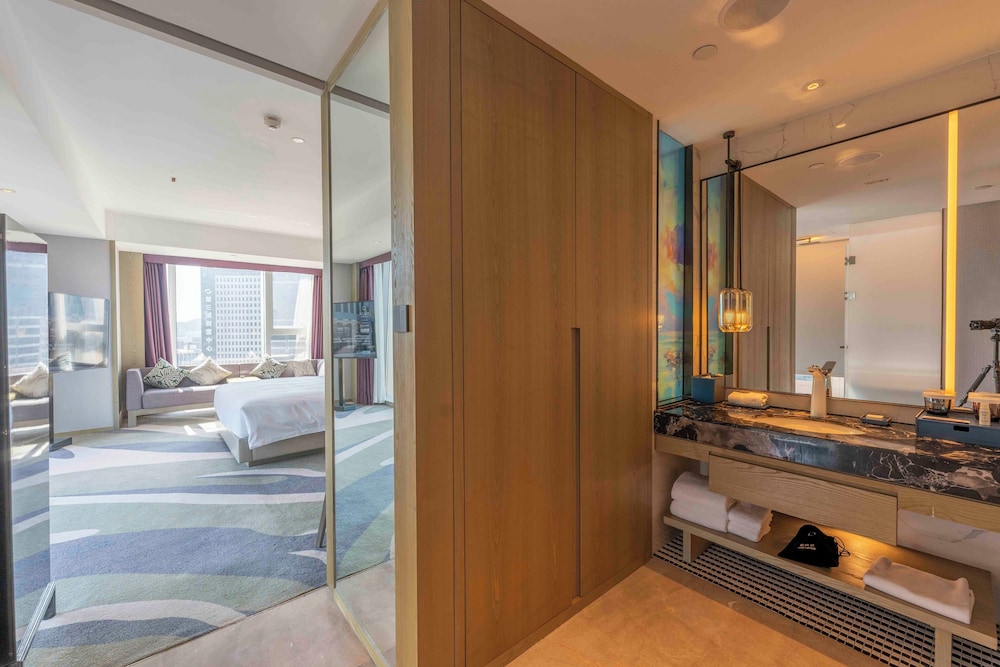 Family Room, City View - Photo 3